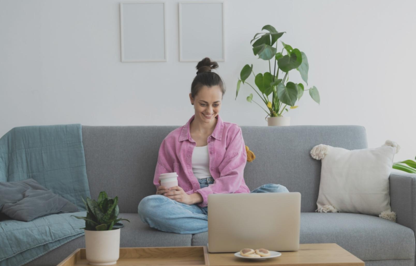 Moderne Arbeitsplätze im nuvetralosar Büro mit analytischen Dashboards und Finanzmodellen